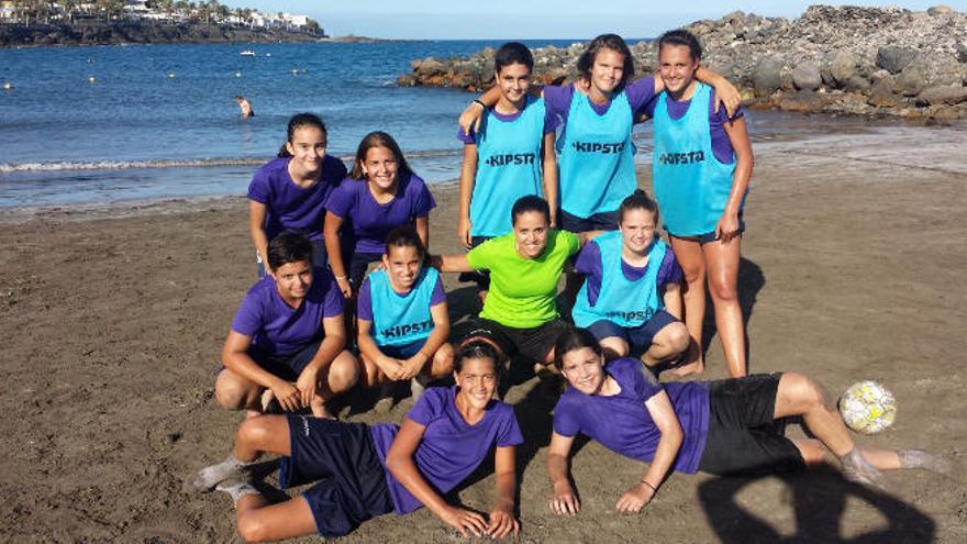 Grupo de jugadoras del CD Iregui tras un entrenamiento en la playa.