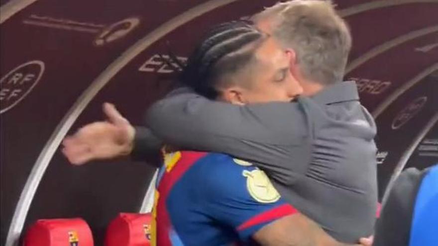El emotivo abrazo de Raphinha y Flick tras la victoria en la final de la Supercopa