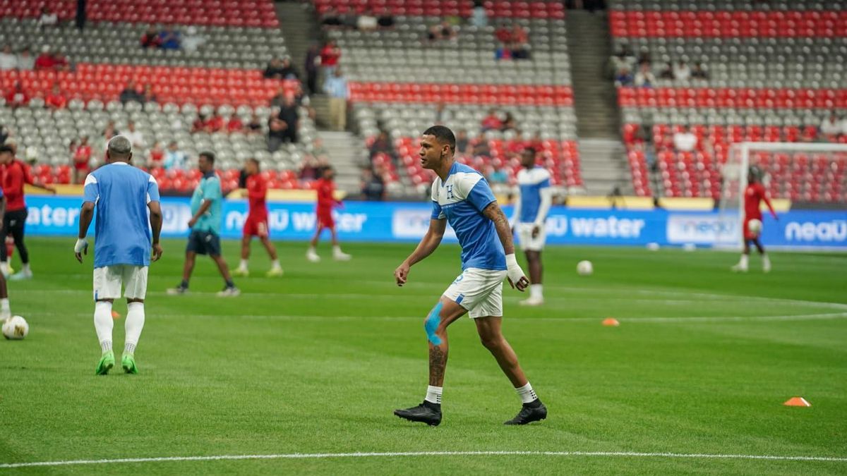 Kervin Arriaga, en el calentamiento del partido de Honduras.