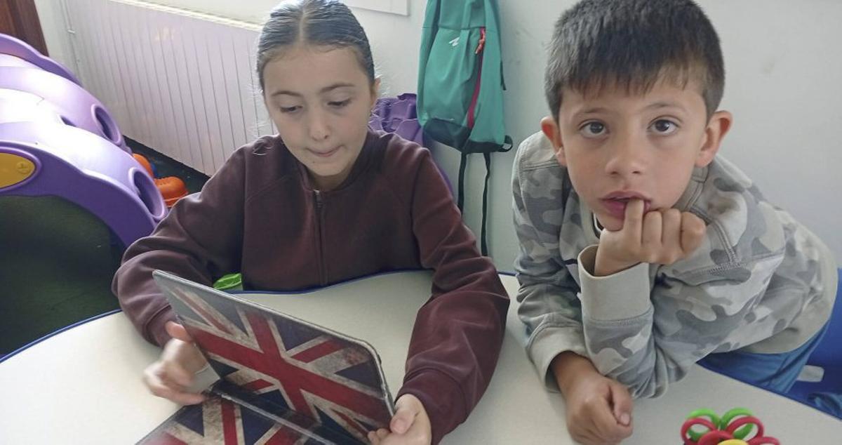Los niños y niñas de San Xoán de Río, en la iniciativa lúdica y formativa de aprendizaje de inglés. | FDV