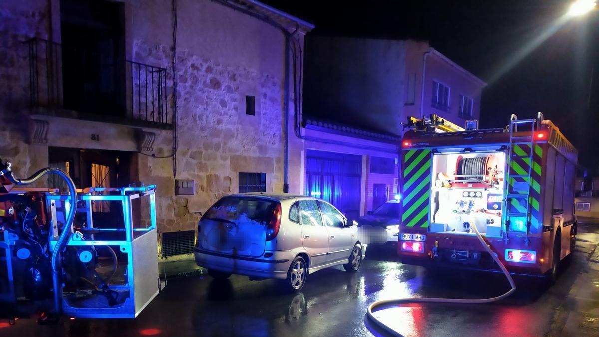 Los bomberos del Consorcio de la Diputación de Zamora, en el incendio de Corrales del Vino.