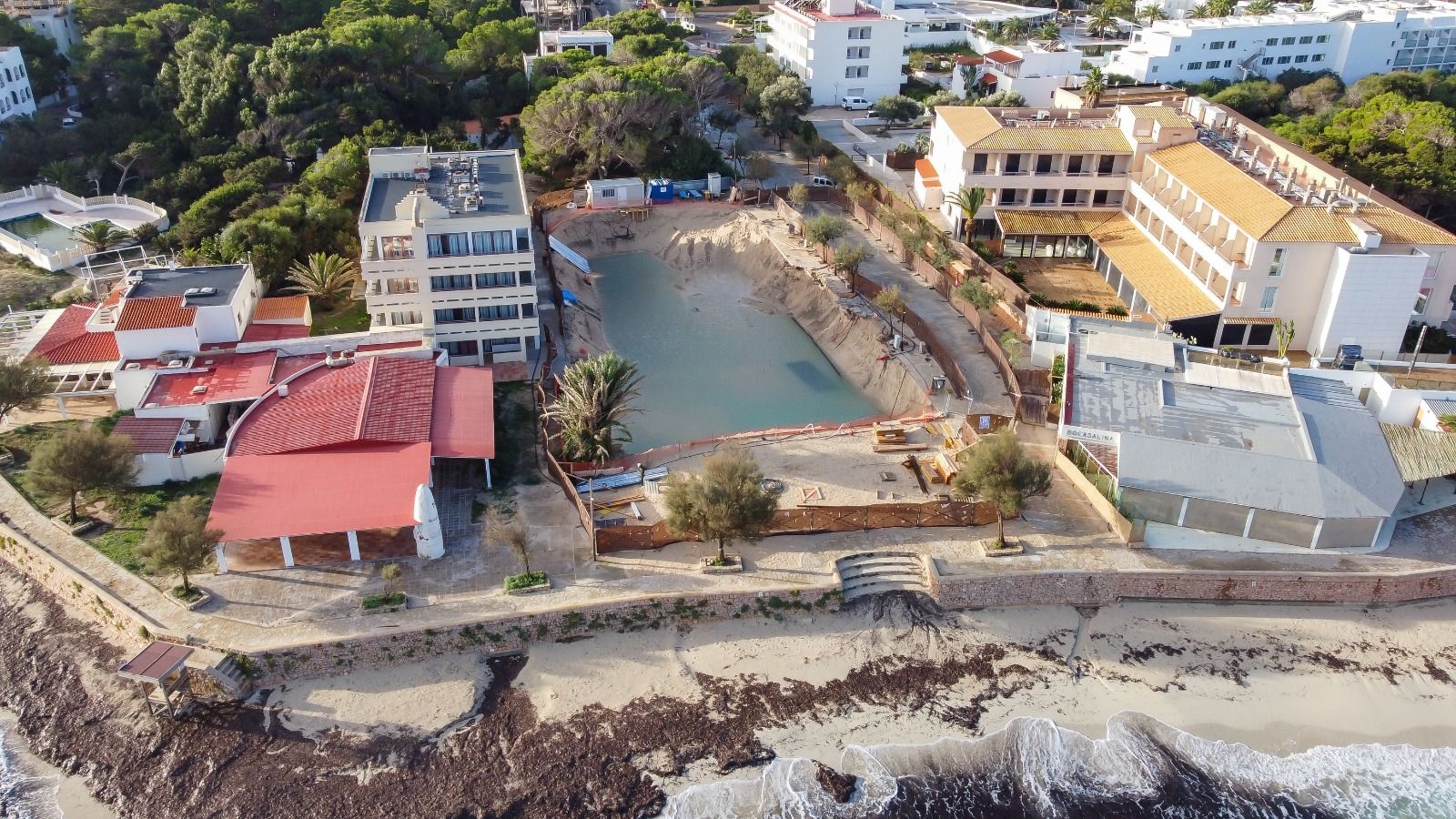 La lluvia inunda el terreno de las obras de los apartamentos de lujo en Formentera