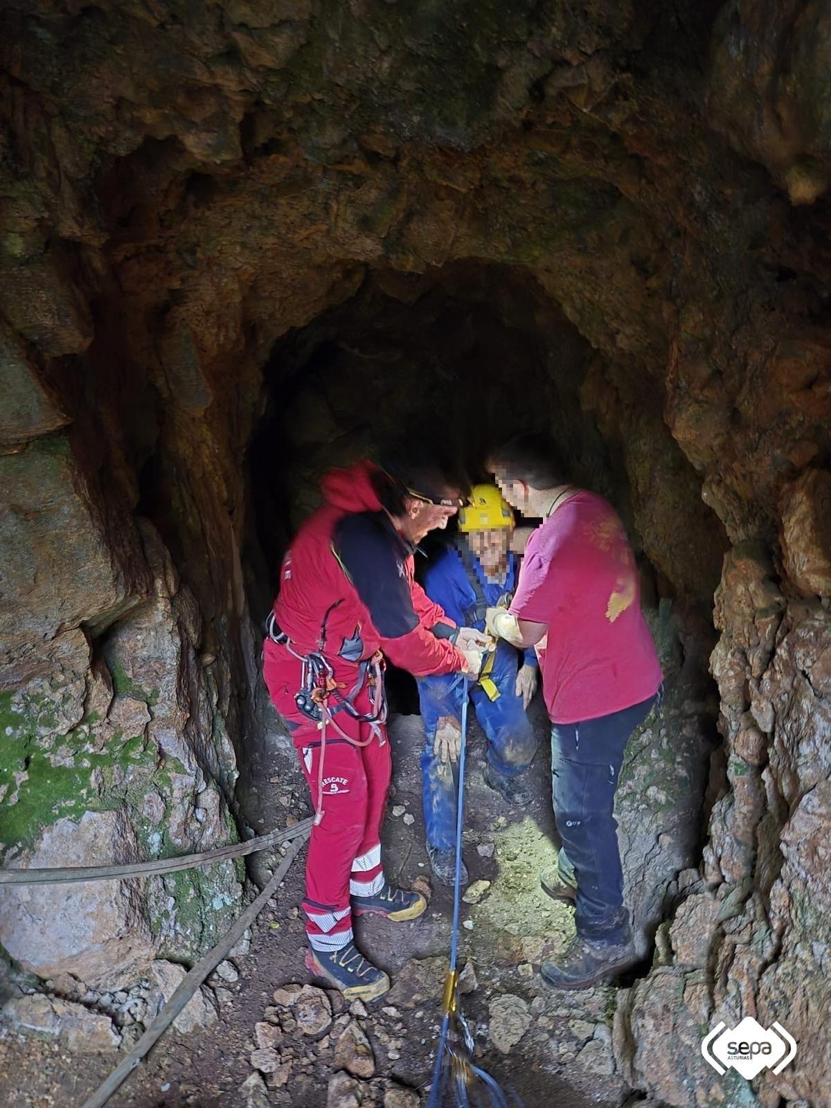 El rescate del hombre atrapado en un pozo.