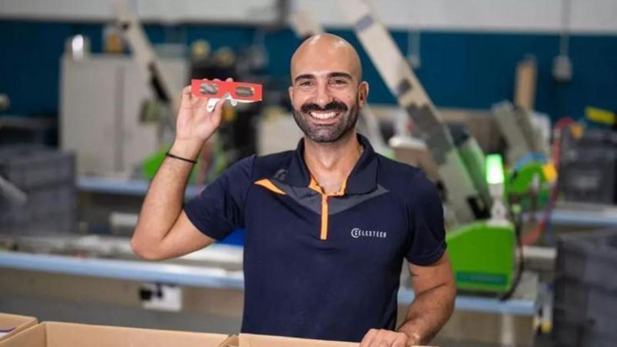 José Crespo Martínez, director de vendes de Celestech, a l’única fàbrica d’Espanya que produeix ulleres homologades per a l’observació segura d’eclipsis solars