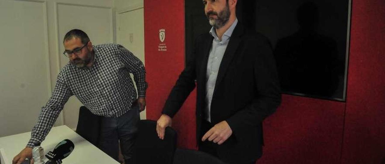 El edil Lino Mouriño y el alcalde, Alberto Varela, ayer en el Concello. // Iñaki Abella