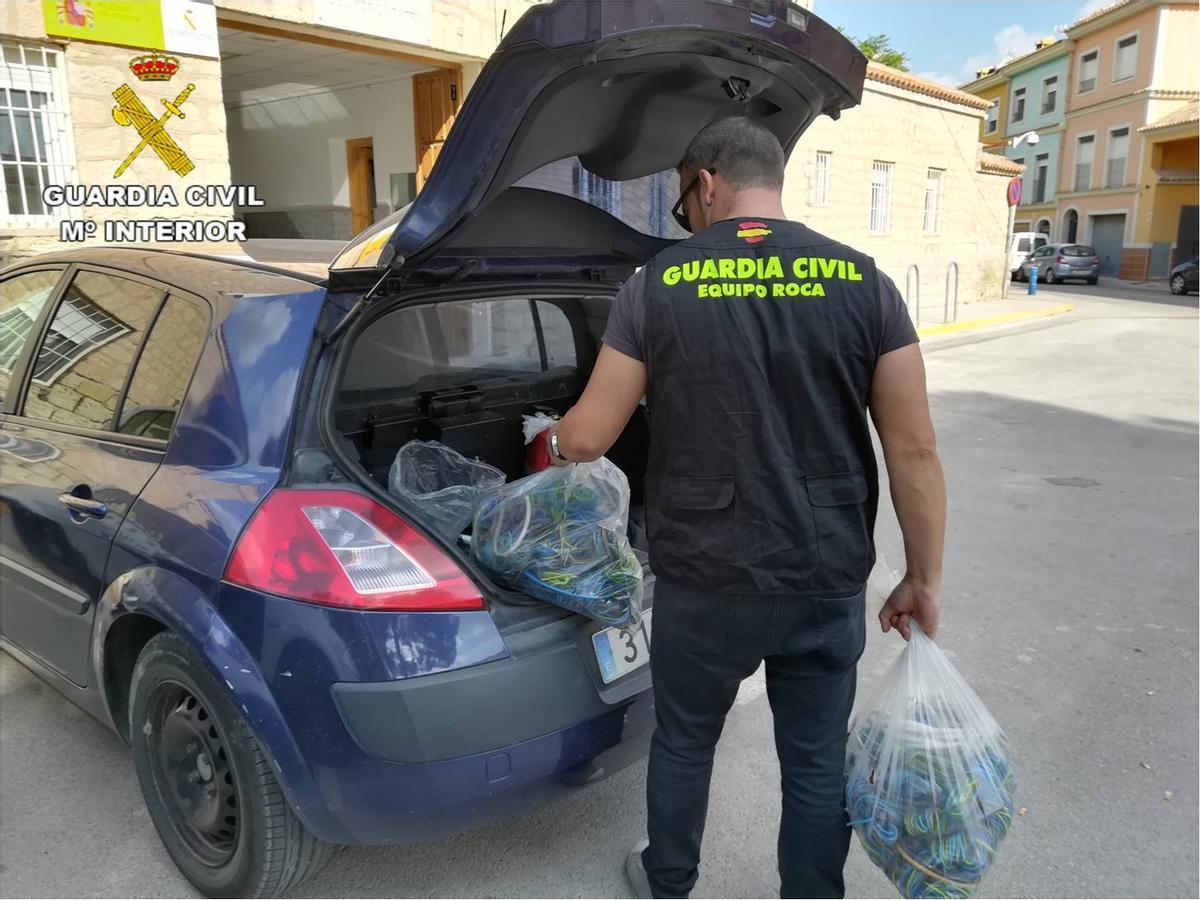 Un agente del Equipo Roca con las bolsas de cobre recuperadas en una operación de 2017.