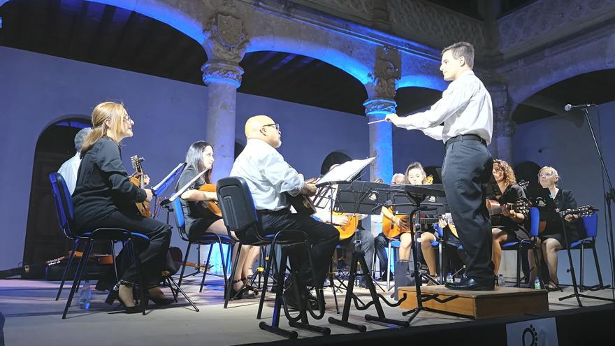 La música de &quot;La Rondalla&quot; resuena en la antesala de las fiestas de Toro