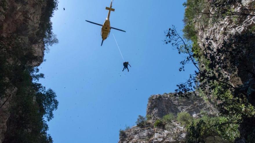 Rescatados dos senderistas tras precipitarse por el Barranc de l&#039;Infern