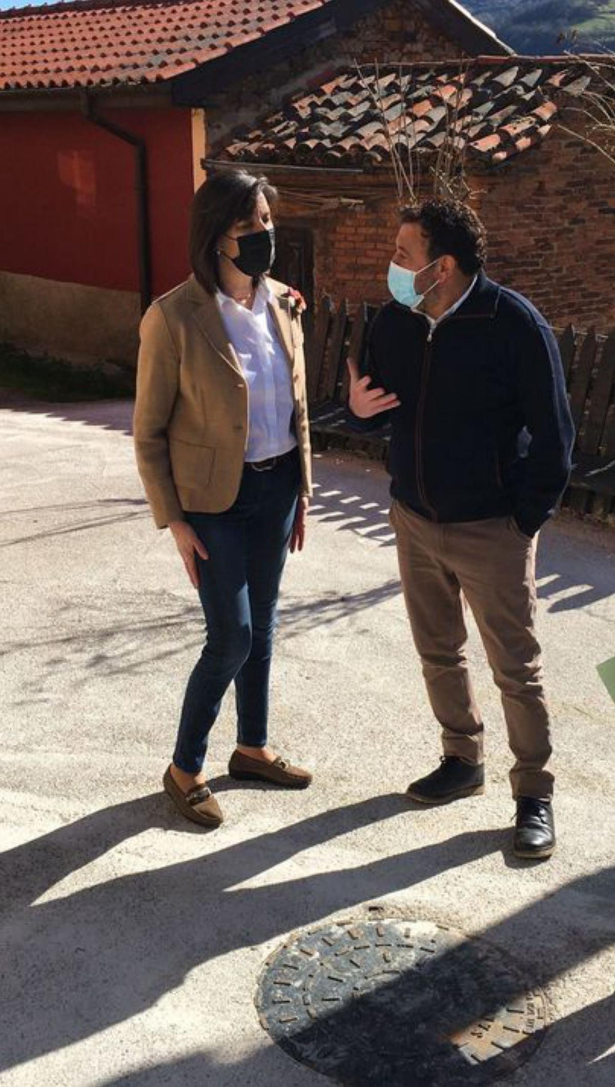 Nieves Roqueñí y Julio García, ayer, en Fabariego.