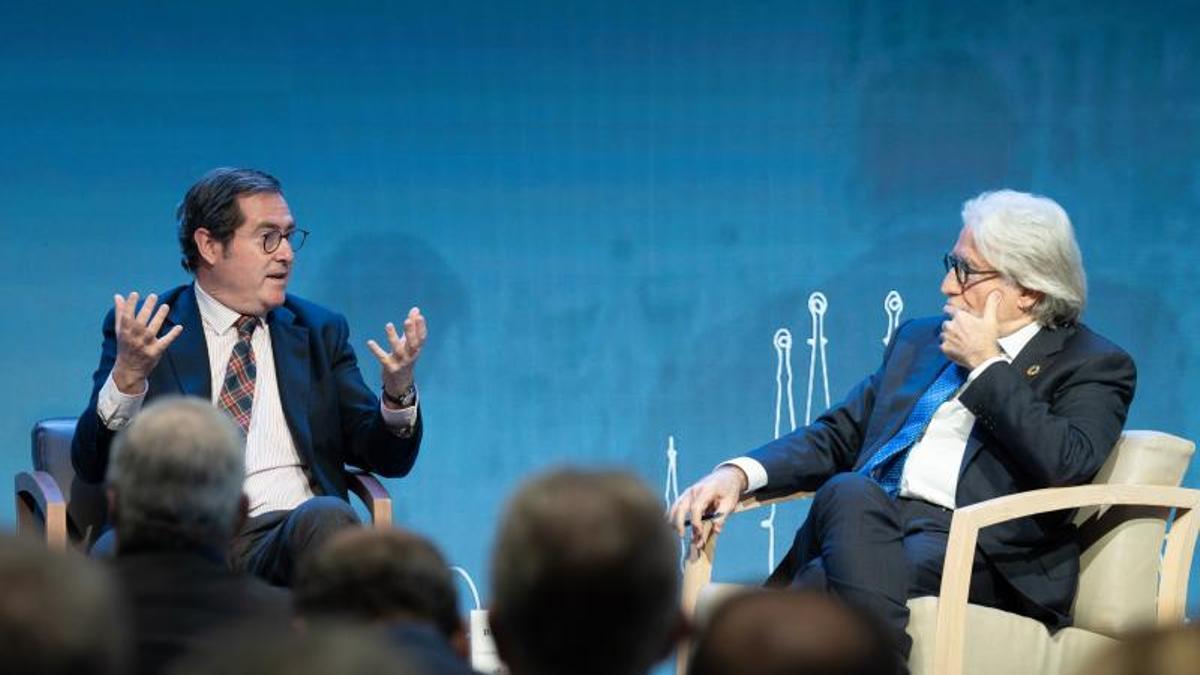 El presidente de CEOE, Antonio Garamendi (i), junto al presidente de Foment del Treball Nacional, Josep Sánchez Llibre (d), durante un coloquio en CaixaForum, a 31 de enero de 2024, en Barcelona, Catalunya (España). Durante el encuentro han tratado los retos a los que se enfrenta el sector laboral.