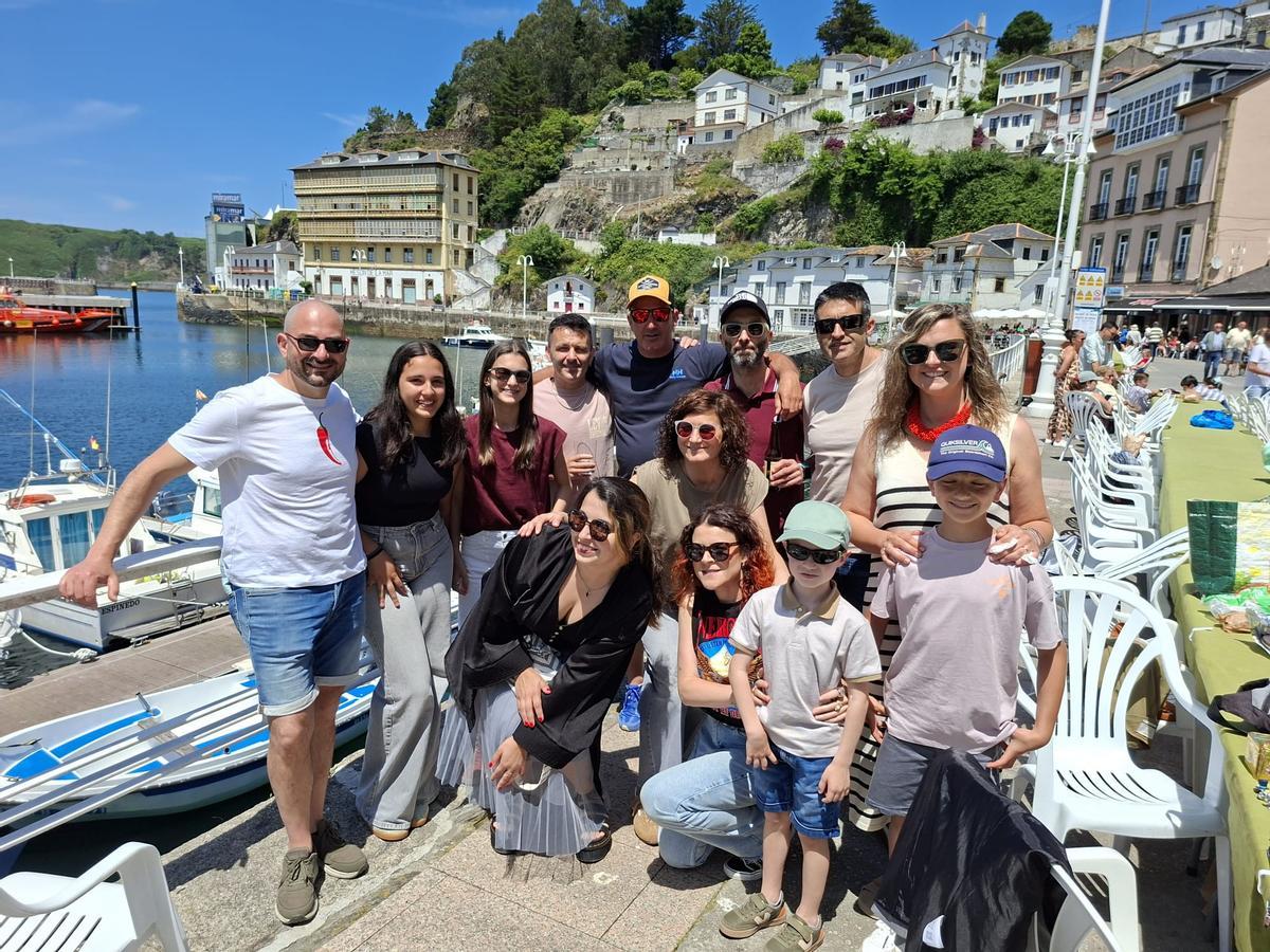 En imágenes: el muelle de Luarca es un hervidero para celebrar su comida en la calle