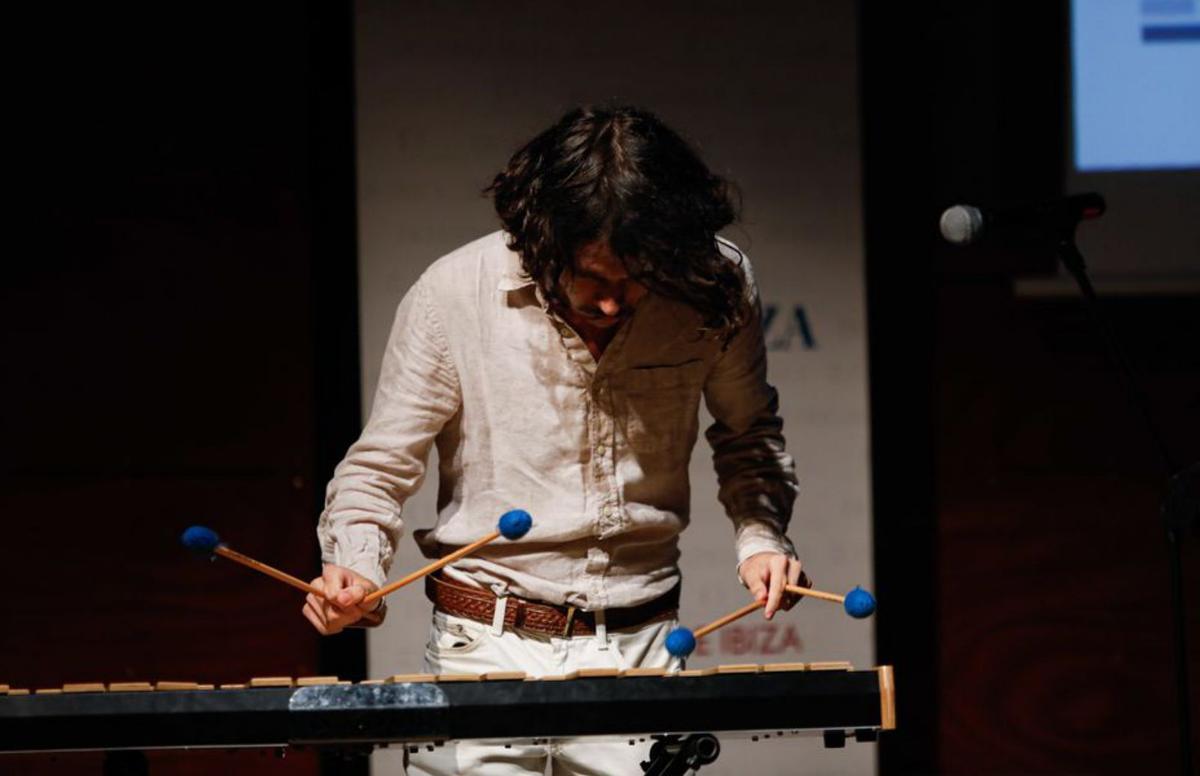 Andrés Coll tocando la marimba. | VICENT MARÍ