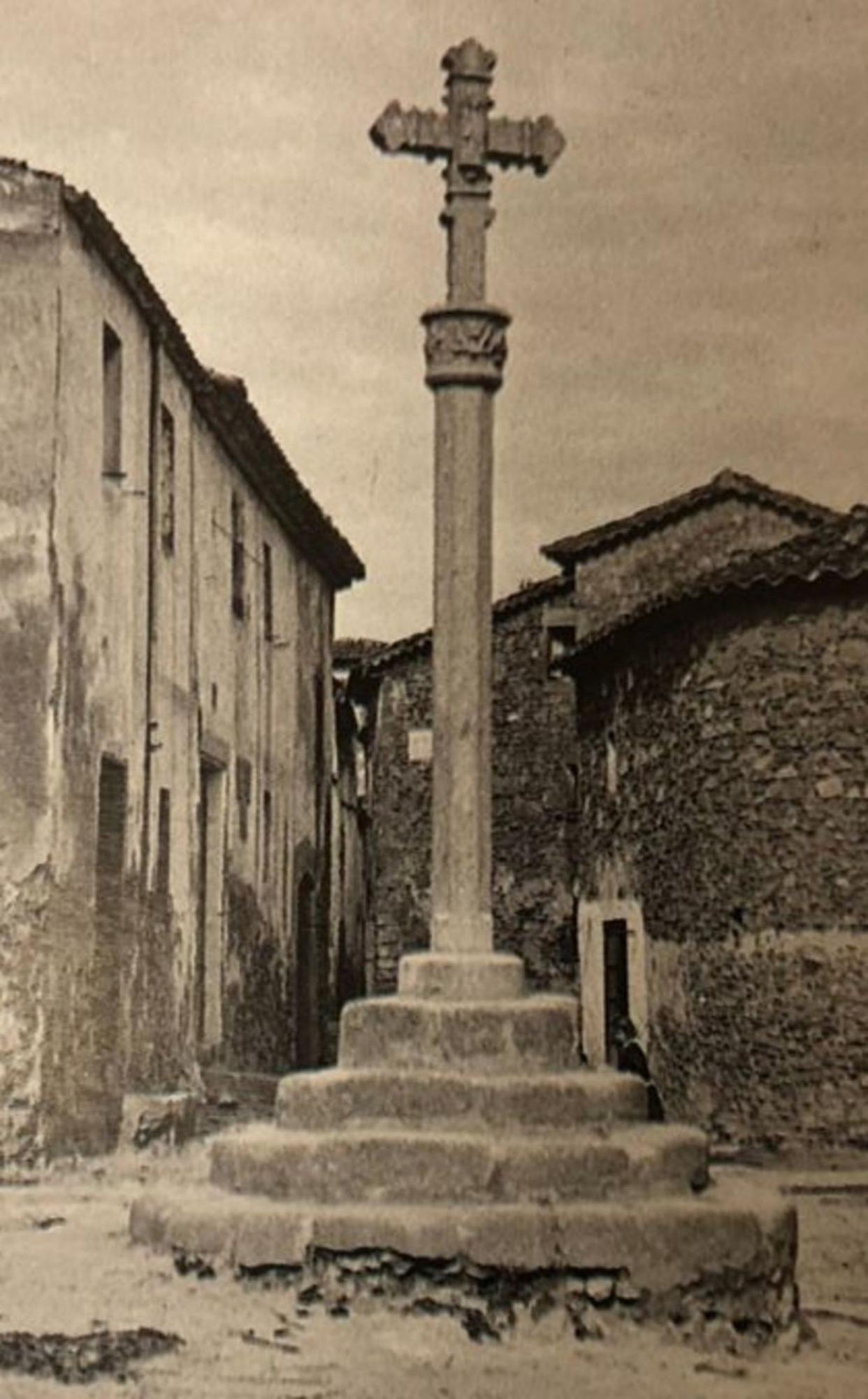 La Creu de Castell d’Aro, datada als segles XVI-XVII, va ser reconstruïda després de la Guerra civil i més endavant també va patir danys pel xoc d’un tractor, encara que va ser reparada; la imatge és del 1917.