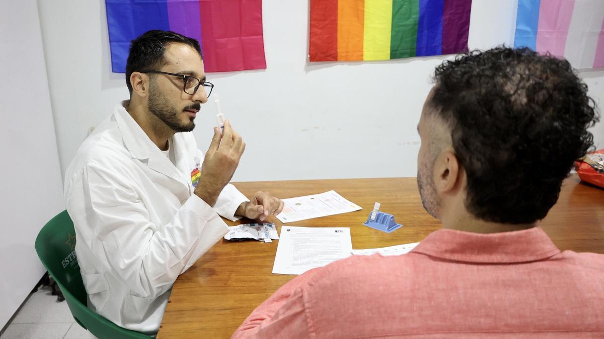 Rubén Bernal realiza este lunes la prueba rápida a un voluntario en la sede de No Te Prives.