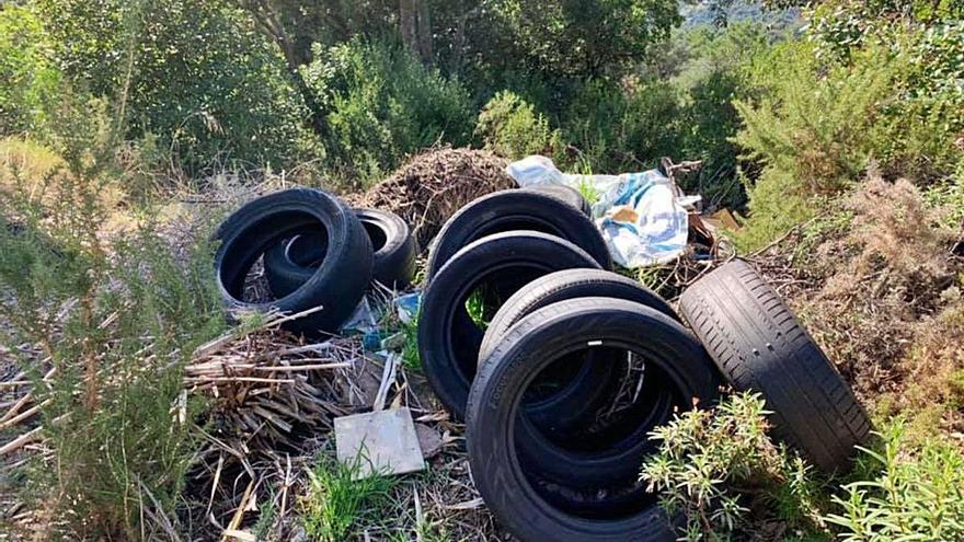 Lloret de Mar Denuncien un abocament al bosc