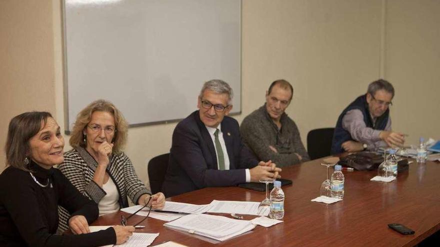 Pilar Cuetos, Paz Andrés, Santiago García, Jesús Sánchez y Francisco Villar, durante la charla.