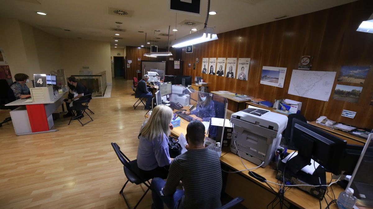 Personal de la Generalitat mientras atiende en una oficina de Castelló.