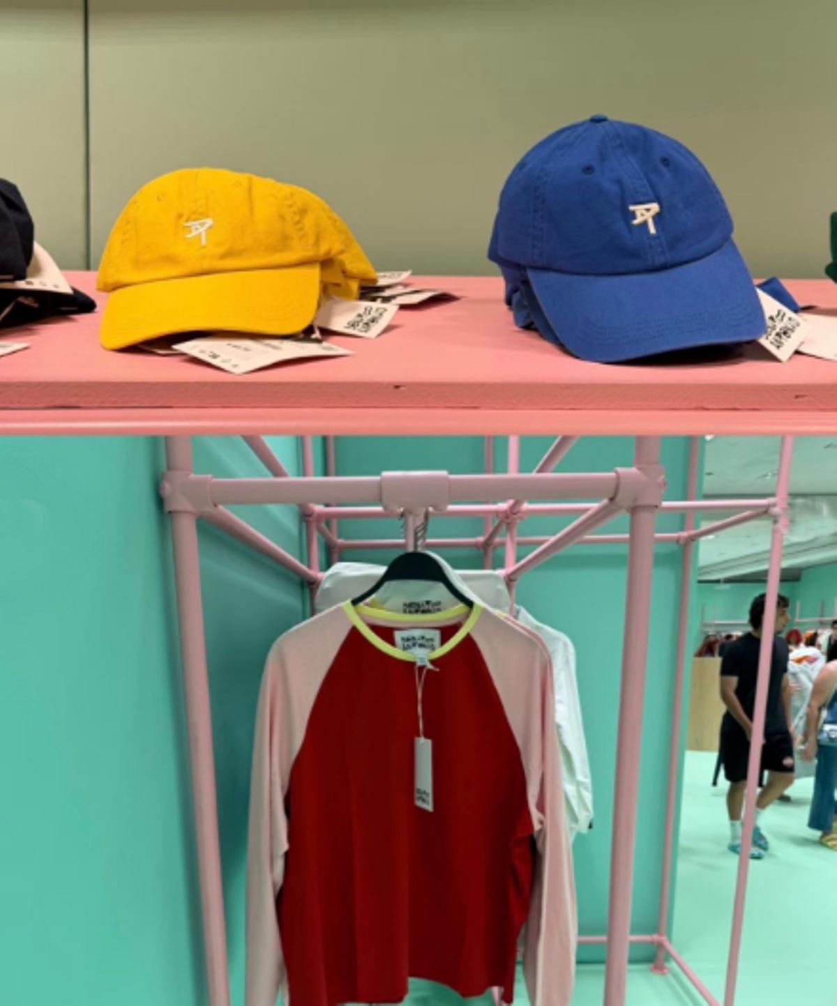 La colección incluye gorras en todos los colores.