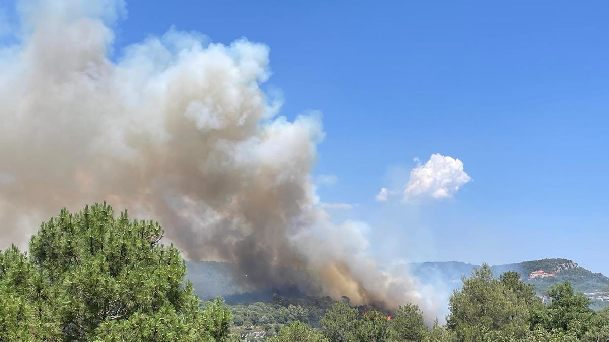 Vista aèria de l'incendi forestal de Sant Quirze Safaja