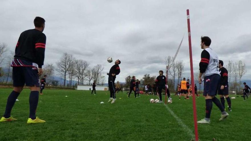 La Selección de Castilla y León se entrenó ayer en el campo del hotel donde se encuentra hospedada.