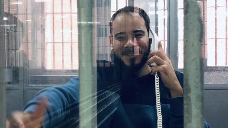 Pablo Hasel parlant a través d&#039;un telèfon en una de les cabines de visita de la presó de Ponent