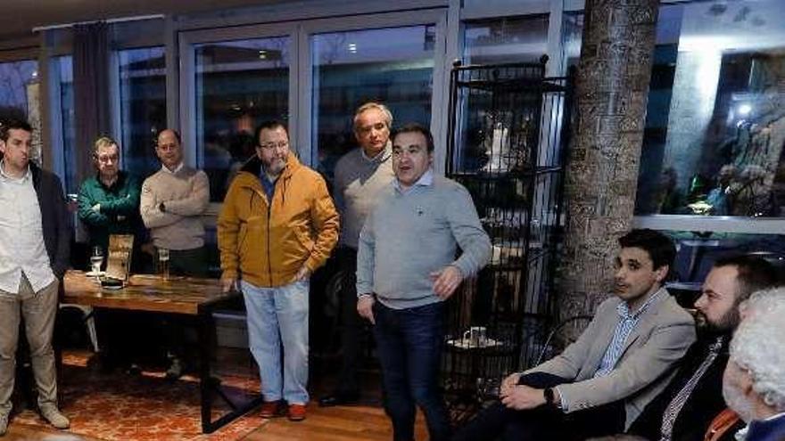 El coordinador local de Ciudadanos, Manuel Iñarra, en el centro, se dirige al resto de afiliados y compañeros compromisarios, ayer.