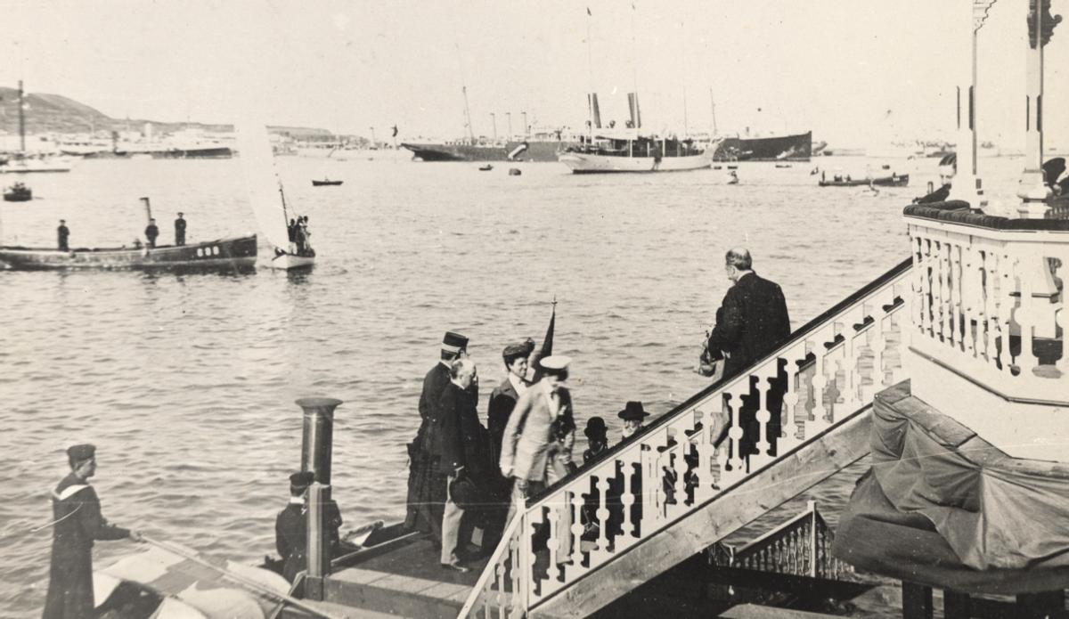 Alfonso XIII desembarcando en Santa Catalina.