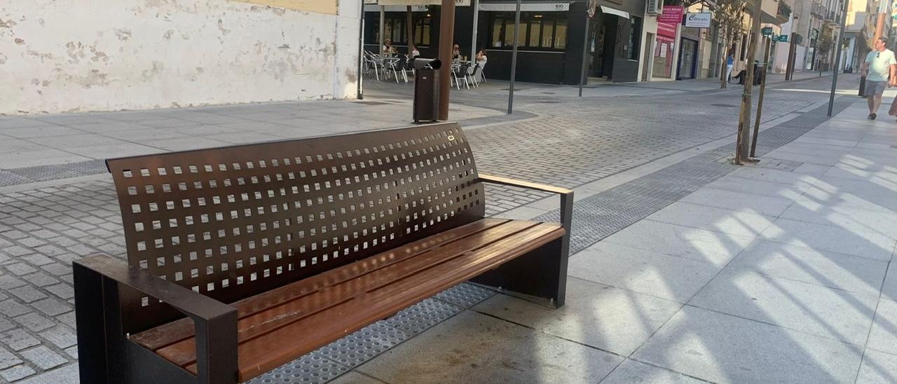 Uno de los bancos instalados en la calle Félix Valverde Lillo de Mérida.