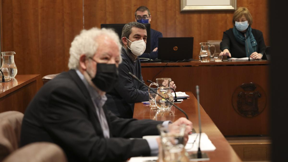 Los portavoces del PSOE y Ciudadanos, Manuel Campa y Javier Vidal García, en el pleno de hoy. Al fondo y a la derecha, la Alcaldesa.