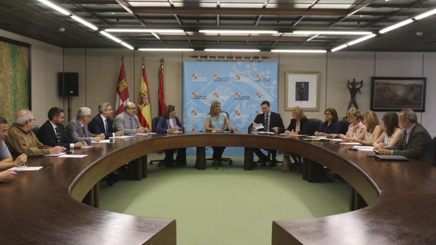 Reunión en las dependencias de la Junta.