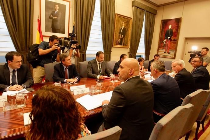 Ángel Víctor Torres mantiene un encuentro en Madrid con el ministro Ábalos