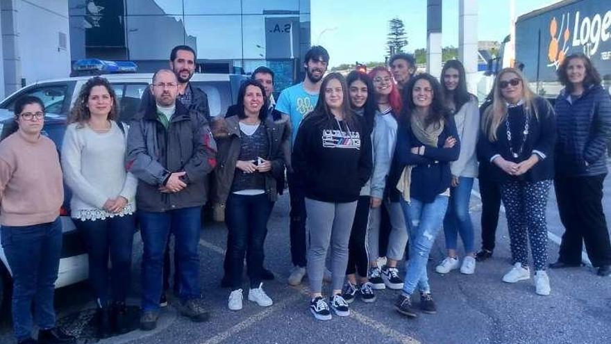 Grupo de estudiantes que visitó el puerto marinense. // FdV