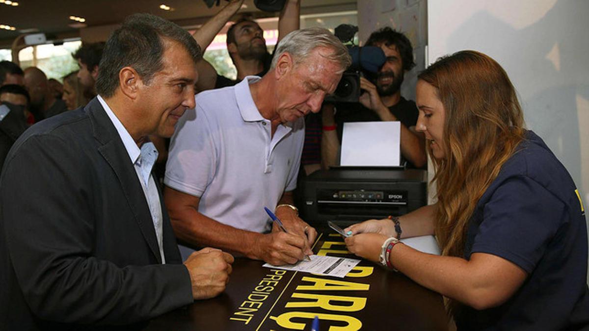 Johan Cruyff firma a favor de Joan Laporta, en la sede del candidato a la presidencia del Barça, el pasado 30 de junio