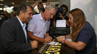 La Junta Electoral anula la firma de Cruyff a favor de Laporta