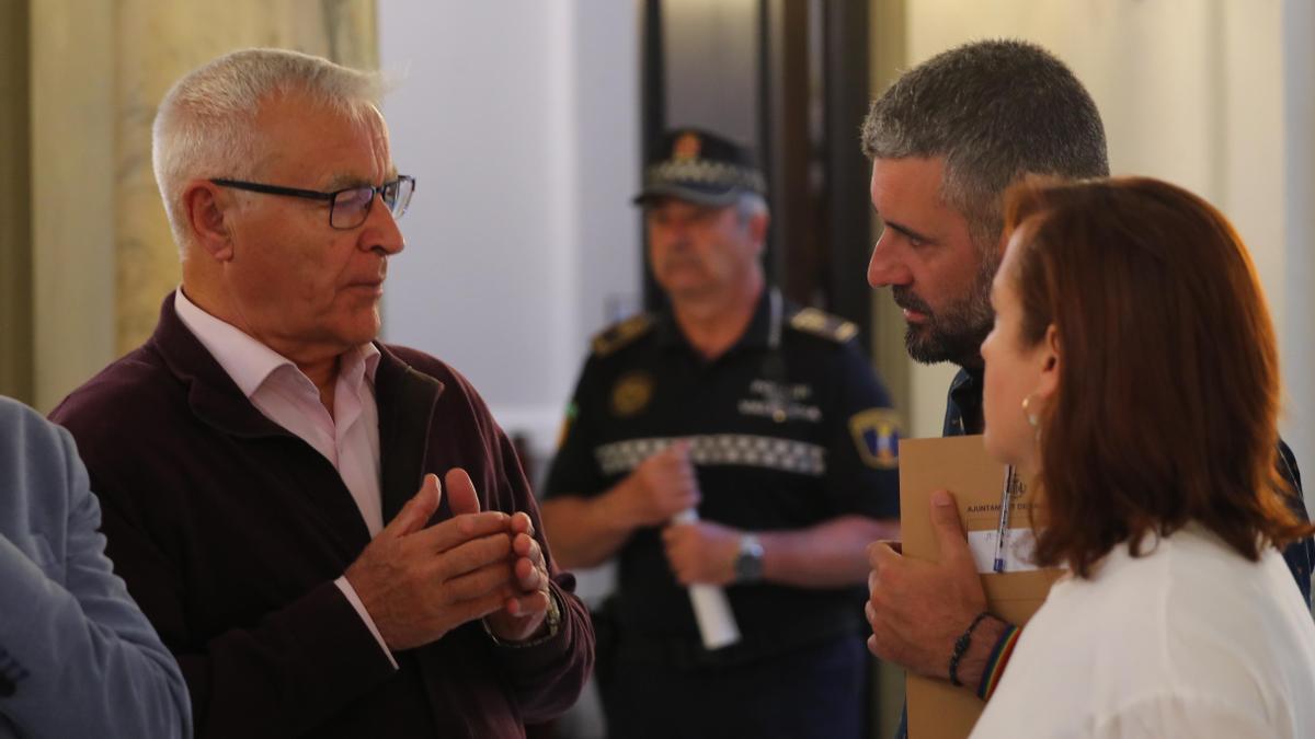 Joan Ribó charla con Pere Fuset en el pleno, en presencia de la concejala en funciones Isabel Lozano.