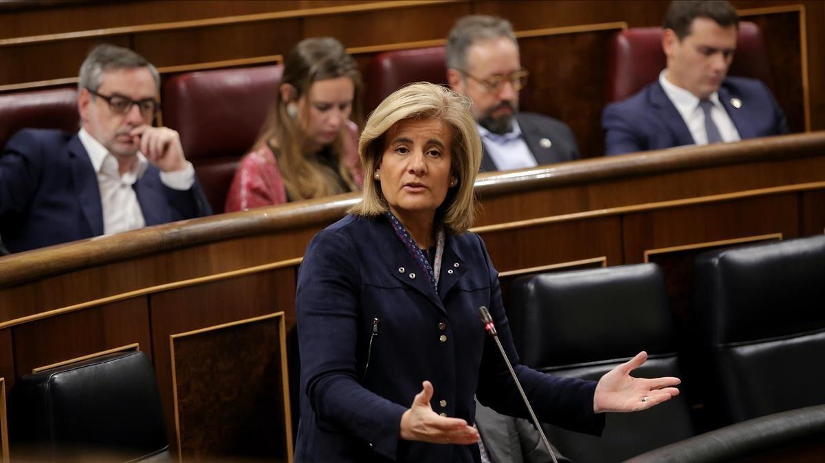 Fátima Bañez, ministra de Empleo, en el pleno del Congreso el pasado martes.  