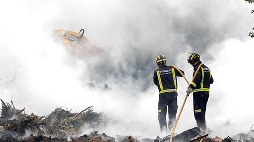 Un aparatoso incendio arrasa media hectárea en una finca en Eivissa