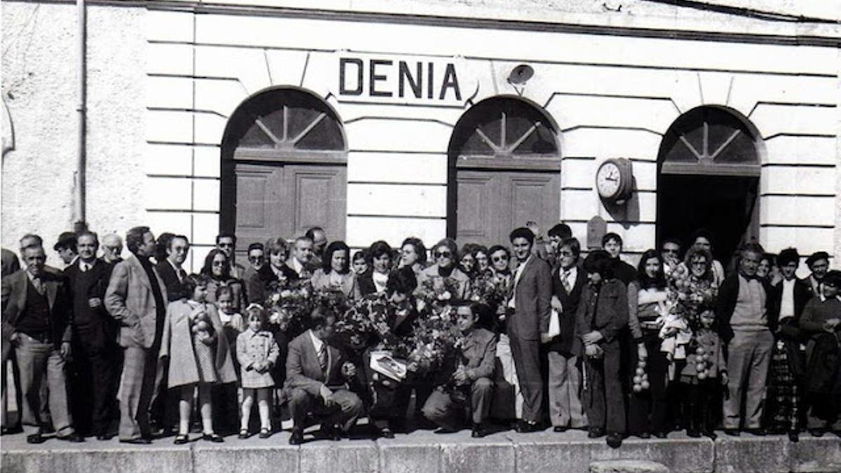 Un nutrido grupo de personas, en el andén de la antigua estación de Dénia.