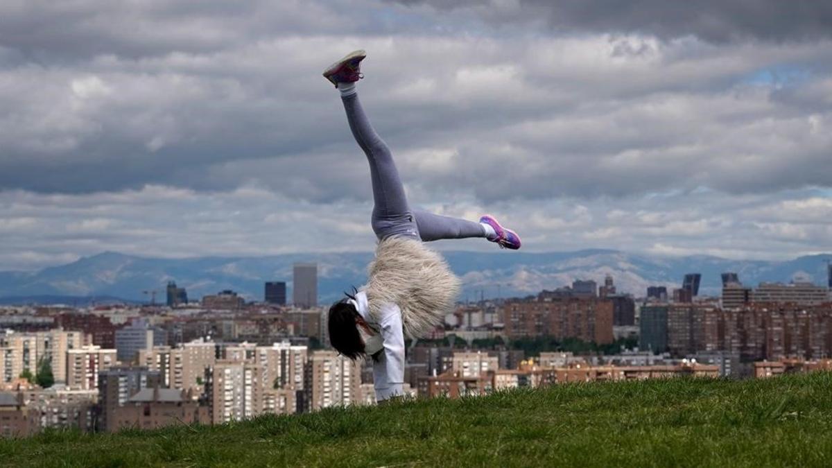 Una niña juega en una explanada, esta mañana en Madrid.