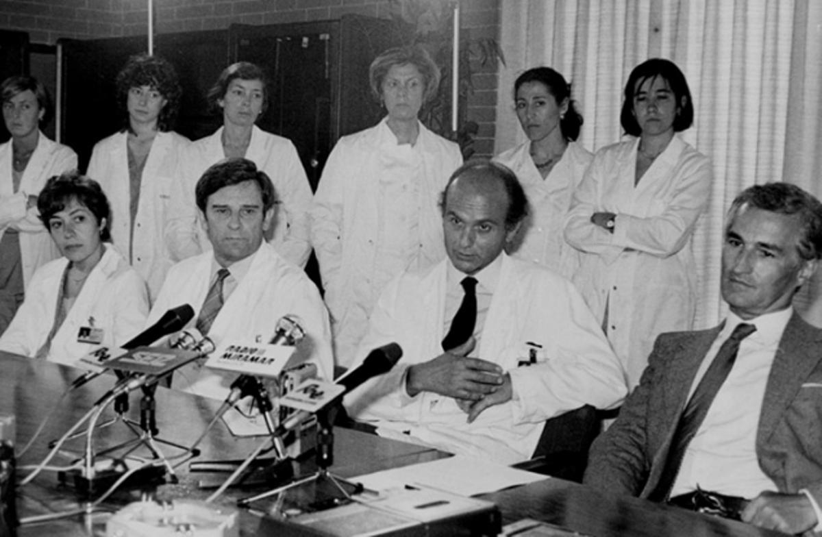Rueda de prensa en Sant Pau en 1984 tras el primer trasplante de corazón de España. En el centro, el doctor Josep Maria Caralps, que lideró la intervención.