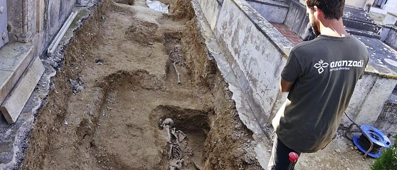 Tareas de exhumación en el cementerio de Calvià para identificar víctimas del franquismo.
