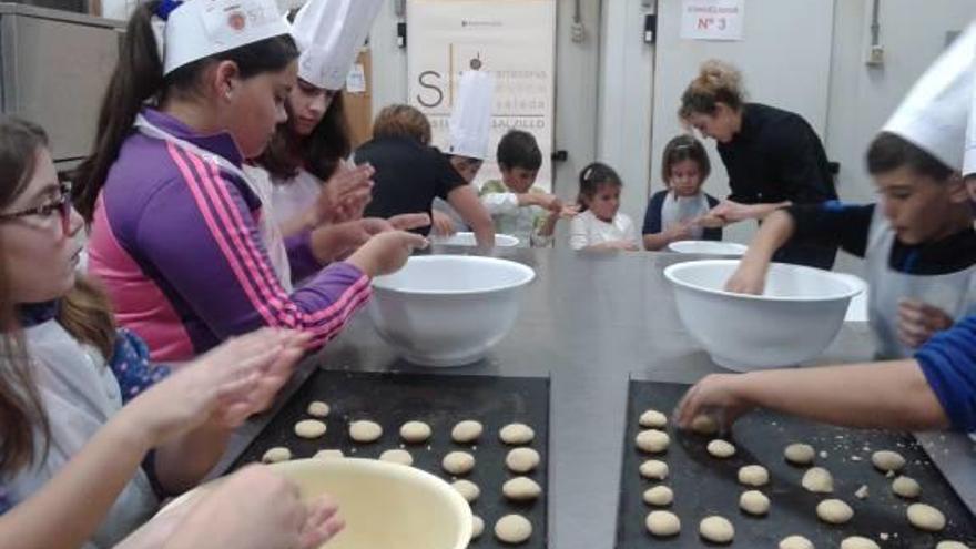 Los más pequeños de La Murada aprenden los secretos de la pastelería navideña