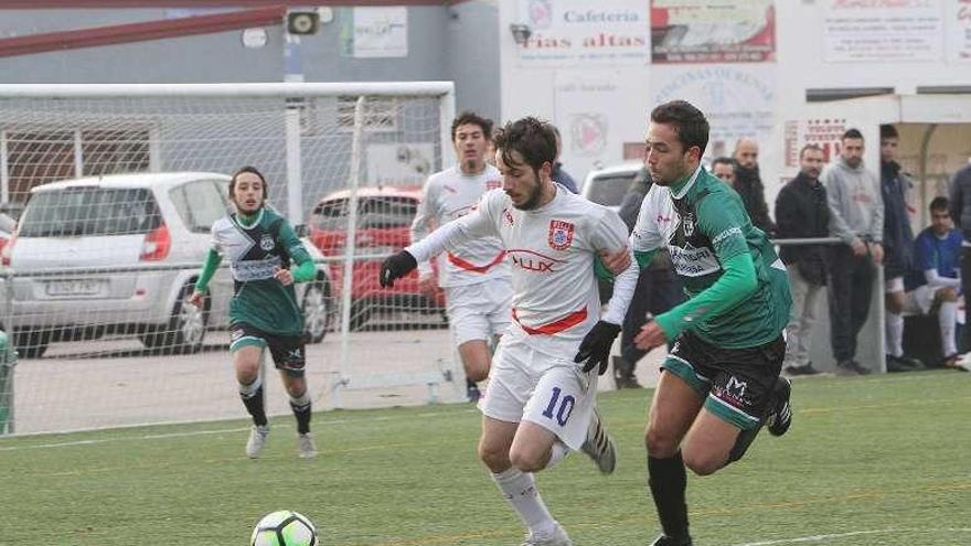 Un jugador del Valle controla un balón ayer. // Iñaki Osorio