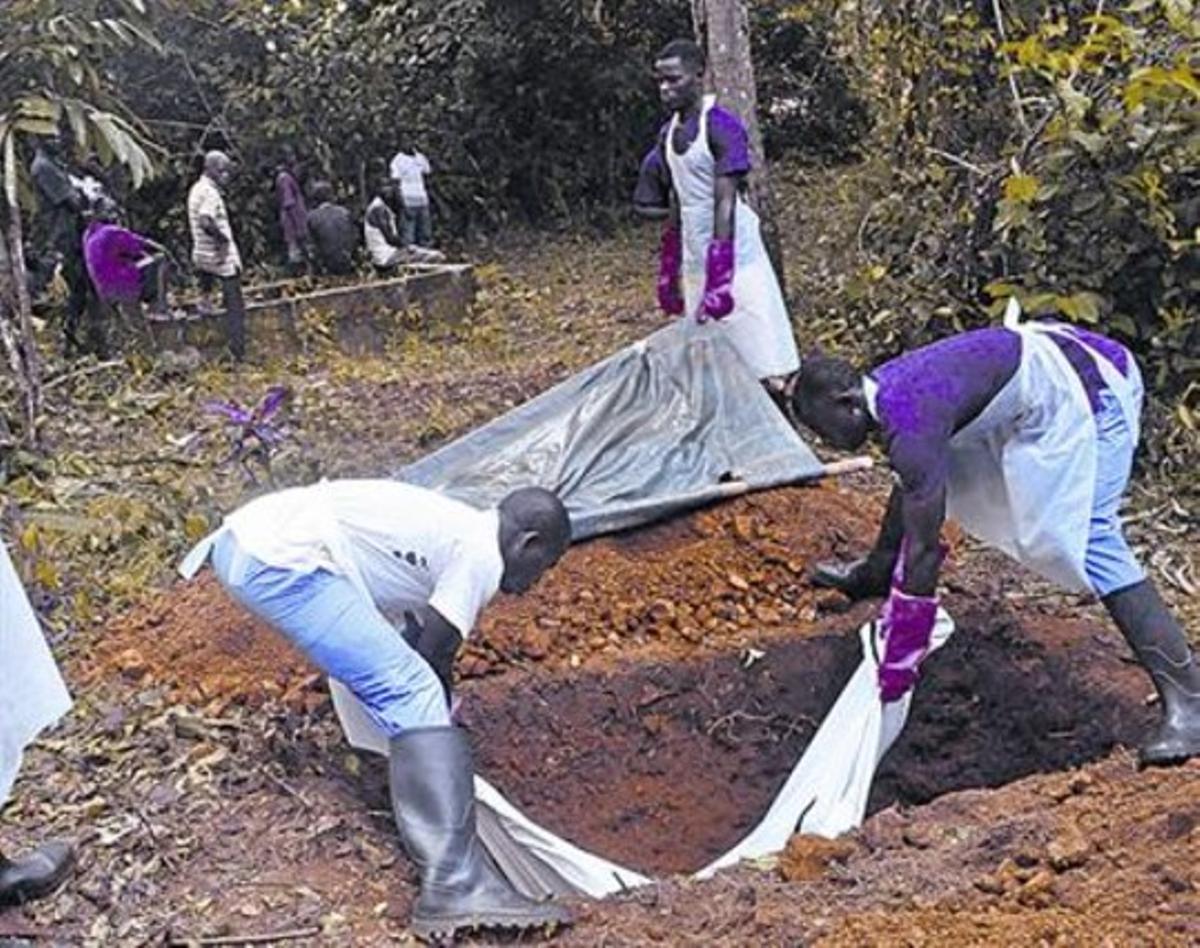 Sepultura d’un cadàver amb símptomes de contagi per Ebola, a Libèria.
