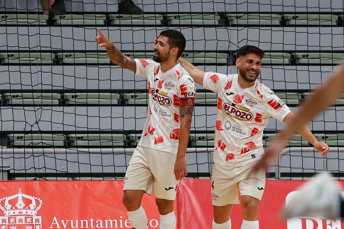 Felipe Valerio celebra uno de los goles del partido ElPozo-Peñíscola