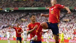 El español Dani Olmo, a la derecha, celebra con el español Álvaro Morata tras marcar el primer gol de su equipo durante un partido de cuartos de final entre Alemania y España en la Eurocopa 2024