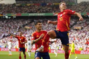 El español Dani Olmo, a la derecha, celebra con el español Álvaro Morata tras marcar el primer gol de su equipo durante un partido de cuartos de final entre Alemania y España en la Eurocopa 2024