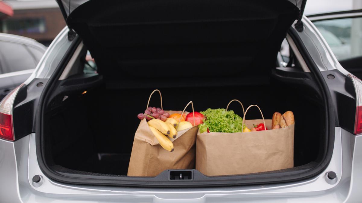 maletero de un coche con bolas de la compra