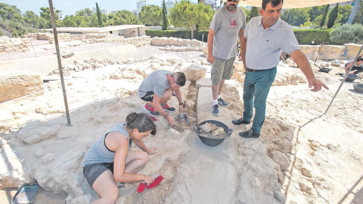 Manuel Olcina dirigiendo  las excavaciones en  Lucentum. 