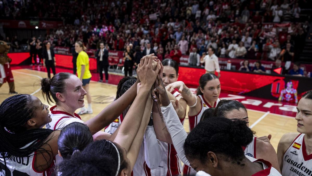 Las jugadoras del Casademont celebran el triunfo ante Praga en el Príncipe Felipe.